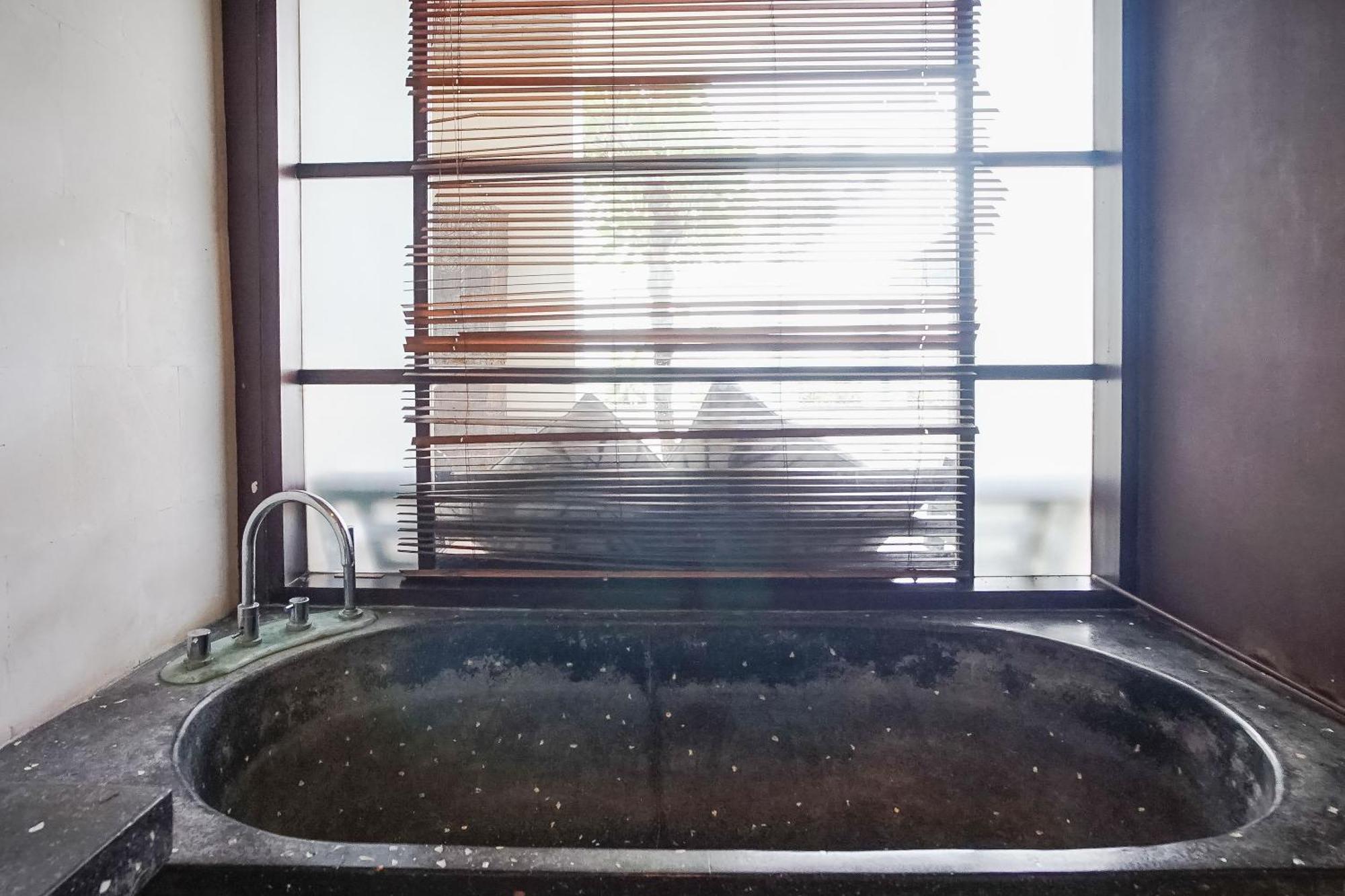 Queen Rose Villa & Spa ジンバラン エクステリア 写真